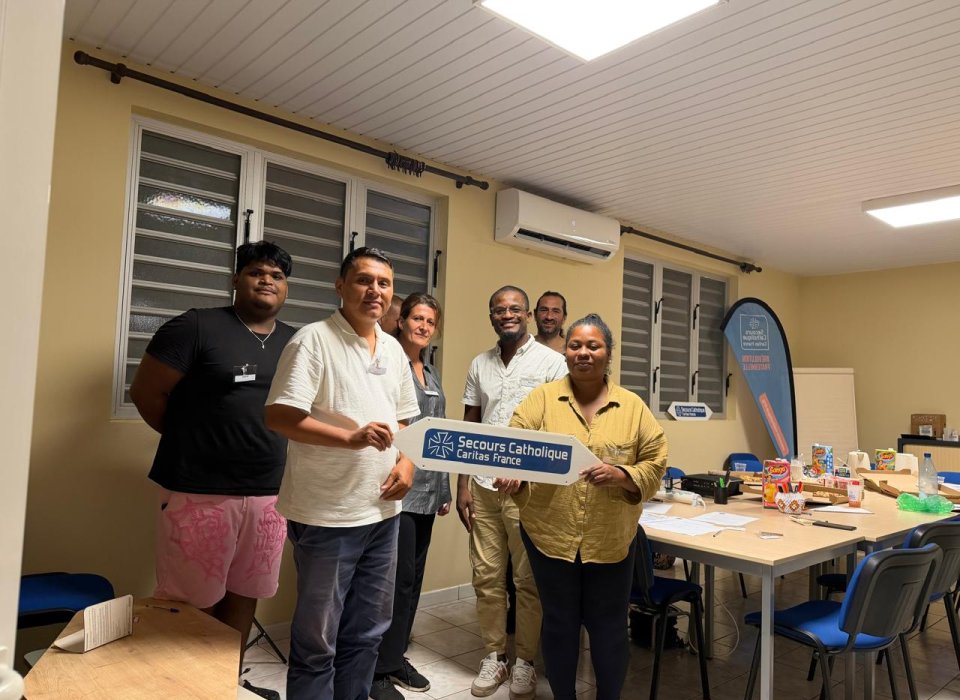Un moment d’écoute et de partage avec les personnes migrantes récemment arrivées en Guyane, engagées dans un processus d’installation et confrontées aux défis d’un véritable parcours de combattant. Cet atelier est également l’occasion de reconnaître l’importance de l’accueil, de l’écoute et du sentiment de sécurité dans leur parcours d’intégration.