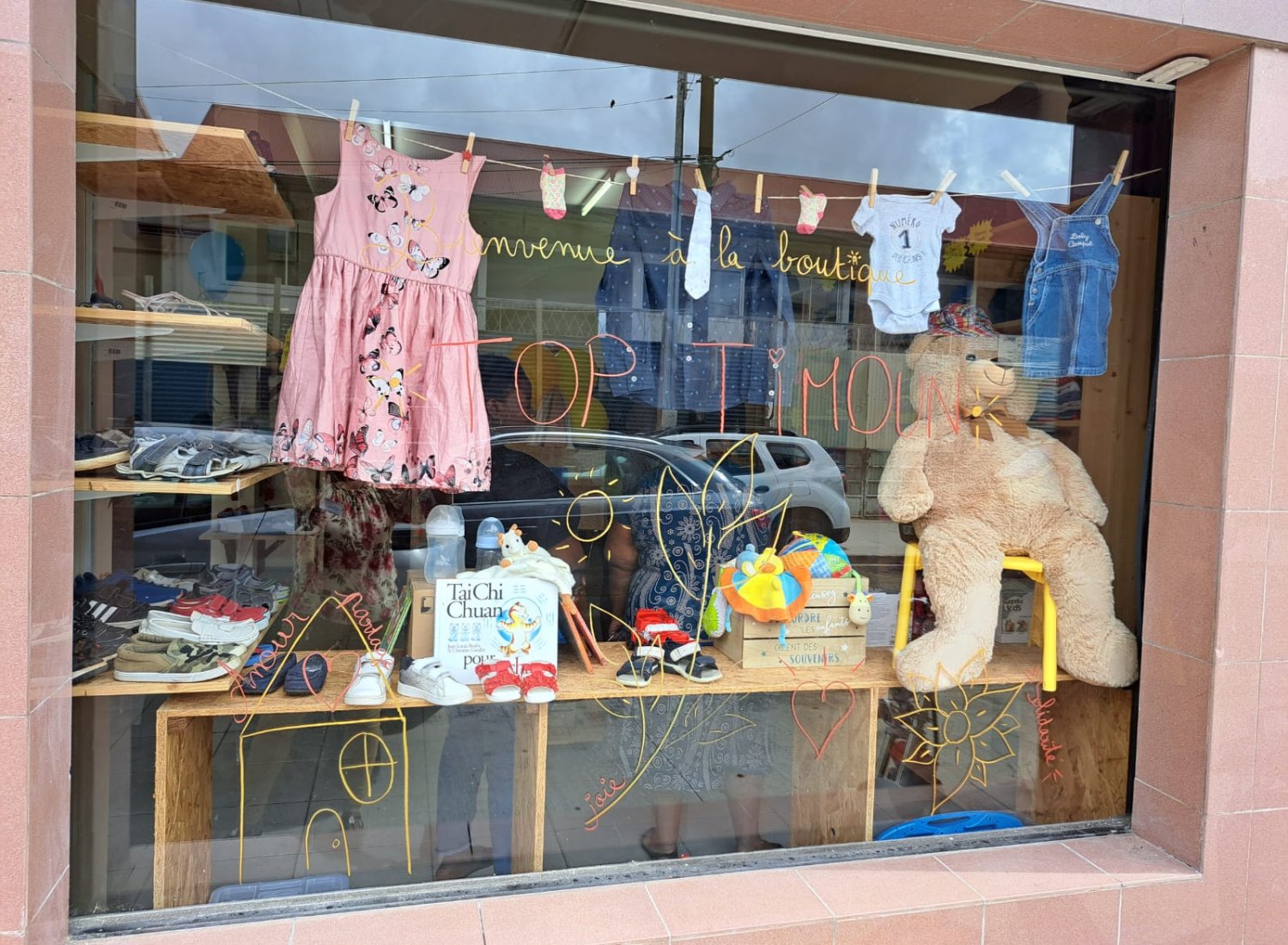 Vitrine de la boutique solidaire TOP TIMOUN