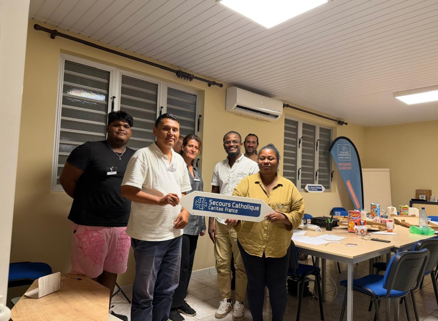 Un moment d’écoute et de partage avec les personnes migrantes récemment arrivées en Guyane, engagées dans un processus d’installation et confrontées aux défis d’un véritable parcours de combattant. Cet atelier est également l’occasion de reconnaître l’importance de l’accueil, de l’écoute et du sentiment de sécurité dans leur parcours d’intégration.