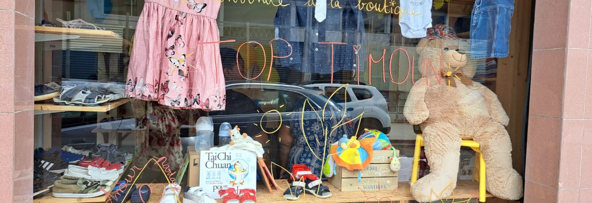 Vitrine de la boutique solidaire TOP TIMOUN